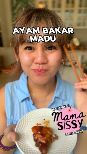 Sissy Prescillia Instagram - ✨ AYAM BAKAR MADU ✨ 

BAHAN MARINASI:
2 PCS DADA AYAM FILLET 
2 SDM SAUS TIRAM
4 PCS BAWANG PUTIH PARUT
GARAM Secukupnya
LADA secukupnya

SAUS MADU:
1 CM JAHE PARUT
2 SDM KECAP ASIN
KALDU JAMUR
3 SDM SAUS TIRAM
3 SDM MADU 
100 ML Air

#MamaSissy #MomDaily #masak #Menu #recipe #Simple #fun #info #Cook #recook #food #menuviral #Reels  #sederhana #Kuliner #nusantara #kreasi #Indomie  #Indonesia #Instagood #instafood