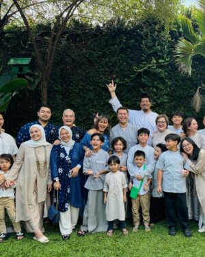 Sissy Prescillia Instagram - Idul Fitri. The moment I truly felt it purified and brought peace to my heart.

Now that it is 2024, it increasingly clear that one day Rifat and I will replace the role of our parents, where siblings and other families will come together to form a large joint family. May we all always be healthy.

Homemade happiness ❤️

#memories #ramadan #2024 #happines #family #kids #siblings #parents  #familytime #lebaran #iedmubarak #photography #love #instagood #instalike #instadaily
