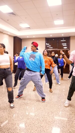 Sneha Gupta Instagram - @utkarshgupta74 presence adds a touch of perfection and astonishment to the Bollywood dance workshop in college.
@akshay_samjiskar7 totally rocked it !!
.
.
.
#byou #byouacademy #bollywoodworkshop #collegeworkshop #dancewithfriends #collegelifestyle #collegefest #mumbaistudents