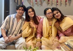 Sneha Gupta Instagram - MERE TUMHARE SABKE LIYE HAPPY DIWALI ,SARE SITARE USKE LIYE HAPPY DIWALI …
.
.
.
.
.
WISHING YOU ALL A VERY HAPPY DIWALI ,MAY LORD RAM BLESS YOU AND YOUR FAMILY .
#diwali #diwali2023  #family #laxmipuja #catsofinstagram #everestgupta #naughtygupta #jaguar #sisters #mother #brother #instagram #instagood #familypictures