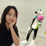 So Yoo-jin Instagram – #STEVENHARRINGTON
#스티븐해링턴 #스테이멜로

밝은 색채, 감각적이고 귀여운 그림 뒤에
숨어있는 불안한 삶과 잠재의식들.
기분좋게 보다가 깊은 뜻에 스며든다.

#아모레퍼시픽미술관
@amorepacificmuseum