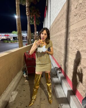 Sofía Niño de Rivera Instagram - Así se desarrolló la noche. Hay personas que cuando van a Las Vegas acaban borrachos en el antro y en el casino, y después estamos los que acabamos comprando en Target sobrios y durmiéndonos a las 11. (Sí me compré una pantuflas para poder comprar a gusto y puse mis botas en el carrito)
