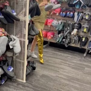 Sofía Niño de Rivera Instagram - Así se desarrolló la noche. Hay personas que cuando van a Las Vegas acaban borrachos en el antro y en el casino, y después estamos los que acabamos comprando en Target sobrios y durmiéndonos a las 11. (Sí me compré una pantuflas para poder comprar a gusto y puse mis botas en el carrito)