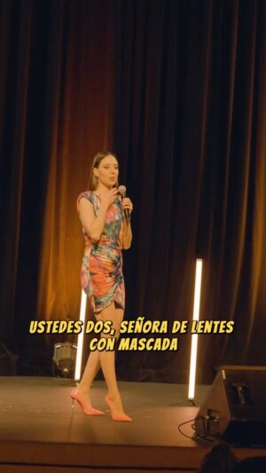 Sofía Niño de Rivera Instagram - Gracias a esos señores que no son mis papás. La gira sigue!!! Boletos en mi BIO. #standup #improv

Para todos los que se ofendieron con esto: los señores tenían más vitalidad y ganas de vivir que todos, los conocí después y estaban felices, me dijeron que les encantó el show, todos estábamos felices. No se estresen, burlarse de la vida es lo que más hace que la valores.