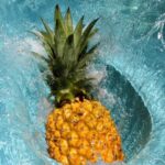 Sofía Suescun Instagram - 🍍🫚Jugo diurético de piña, jengibre, cúrcuma y canela. INGREDIENTES: 1 piña 1 trozo jengibre 1 trozo raíz cúrcuma (también se puede en polvo) 3 ramas de canela( también se puede en polvo) 500ml agua Unos cuantos hielos