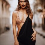 Sofía Suescun Instagram - De anoche 🌹 @premiosidolo •Vestido @isabelsanchiscostura •Maquillaje @miguelbling x @maybelline_es •Peinado @miguelbling x @lorealpro