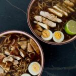 Sofía Suescun Instagram – RAMEN EN CASA🍜

Ingredientes para 2 personas:
 
2 pechugas pollo
300g fideos udon
2 huevos
1 ajo tierno
1 ajo normal
Salsa soja 20 ml
Salsa soja dulce 20 ml
Caldo pollo 4g
Aceite oliva
1 lima
Jengibre (un trocito)
800ml agua
Aceite de oliva
Sal y pimienta