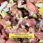 Sofía Suescun Instagram - COMIDA O CENA PERFECTA Tartar de atún con aguacate y mango 🥭🥑🤤 INGREDIENTES PARA 2 PERSONAS 600g atún fresco 1 cebolla 4 ramajos de cebollino 1 aguacate 1 mango 1 chorro salsa de soja Sésamo si te gusta.
