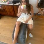 Sofía Vergara Instagram - Aqui se trabaja y se goza hasta con la pata mocha!!!😩😂