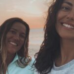 Sofia Ribeiro Instagram - De todas as sortes que tenho na vida, uma delas é ter-te por perto. Mas desconfio que não nos vemos tanto quanto deveríamos! Porém o nosso amor é sólido e contigo aprendi que o respeito pela liberdade e diferença, é uma escolha diária. Tenho muito orgulho em ti. Na tua história, nas tuas lutas, nas vitórias. Orgulho da profissional competente e dedicada que és. Orgulho da filha, irmã, amiga e madrinha incondicional. Acima de tudo, orgulho da mulher que não baixa os braços e dá a volta por cima, mesmo quando a vida empurra para baixo. Parabéns amor, que este ano que começa agora para ti, te traga a paz de alma que tanto mereces e precisas. Os 50 são os novos 30 ;) Dançaremos juntas por esta vida fora!