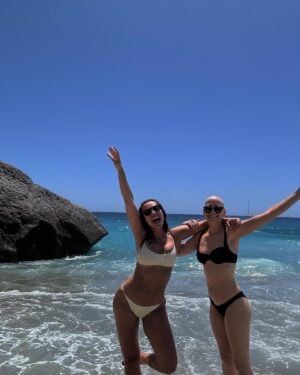 Sofia Ribeiro Instagram - “Ela sente-se mar.
Entende a profundidade a força das marés, entende a imensidão…
Ela se sente mar e o mar sente ela…”

@paulamouraoribeiro voltamos?
