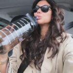 Sofia Ribeiro Instagram - Miúdas, andam a beber água? 13:30, já foi 1,5L. Com o frio a mim dá-me preguiça, há que arranjar truques. Btw, esta garrafa foi uma boa compra. Passei para vos lembrar de beber água! É isto😝💧 Ah, para quem quiser saber, a garrafa comprei online naquela aplicação que começa por um T, sabem? E a água que bebo está marcada, em querendo falem com eles . Fuiii! Próxima paragem, check-up. Hoje é dia💪🏾