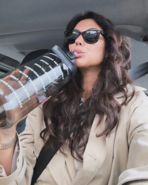 Sofia Ribeiro Instagram - Miúdas, andam a beber água?
13:30, já foi 1,5L. 
Com o frio a mim dá-me preguiça, 
há que arranjar truques.
Btw, esta garrafa foi uma boa compra.
Passei para vos lembrar de beber água!
É isto😝💧

Ah, para quem quiser saber, a garrafa comprei online naquela aplicação que começa por um T, sabem? E a água que bebo está marcada, em querendo falem com eles . Fuiii! 
Próxima paragem, check-up. Hoje é dia💪🏾
