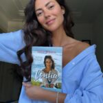 Sofia Ribeiro Instagram - De onde venho, a família, como cresci, onde vivi, as pessoas com me cruzei, os trabalhos por onde passei, os amores, desamores, os amigos, as escolhas, o cancro, os medos, os sonhos, a fé … Tudo o que sou, numa partilha com o coração. Chegou hoje às livrarias a reedição do “Confia”, que já não estava disponível em varias e por isso, pelo feedback que fui tendo da sua procura, faz todo o sentido esta reedição. Espero que gostem, que se revejam, ou não mas que passem um bom momento, que riam, chorem, que vos faça companhia, que vos inspire ou vos dê força e fé se precisarem. Que vos saiba a abraço!❤️