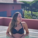 Sofia Ribeiro Instagram - De todas as sortes que tenho na vida, uma delas é ter-te por perto. Mas desconfio que não nos vemos tanto quanto deveríamos! Porém o nosso amor é sólido e contigo aprendi que o respeito pela liberdade e diferença, é uma escolha diária. Tenho muito orgulho em ti. Na tua história, nas tuas lutas, nas vitórias. Orgulho da profissional competente e dedicada que és. Orgulho da filha, irmã, amiga e madrinha incondicional. Acima de tudo, orgulho da mulher que não baixa os braços e dá a volta por cima, mesmo quando a vida empurra para baixo. Parabéns amor, que este ano que começa agora para ti, te traga a paz de alma que tanto mereces e precisas. Os 50 são os novos 30 ;) Dançaremos juntas por esta vida fora!