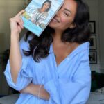 Sofia Ribeiro Instagram - De onde venho, a família, como cresci, onde vivi, as pessoas com me cruzei, os trabalhos por onde passei, os amores, desamores, os amigos, as escolhas, o cancro, os medos, os sonhos, a fé … Tudo o que sou, numa partilha com o coração. Chegou hoje às livrarias a reedição do “Confia”, que já não estava disponível em varias e por isso, pelo feedback que fui tendo da sua procura, faz todo o sentido esta reedição. Espero que gostem, que se revejam, ou não mas que passem um bom momento, que riam, chorem, que vos faça companhia, que vos inspire ou vos dê força e fé se precisarem. Que vos saiba a abraço!❤️