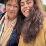 Sofia Ribeiro Instagram - Veio direita a mim, disse-me que me esperava desde o meio dia. Que estava preocupada comigo por estar ao frio, deu-me um aqueles abraços com o coração que dizem sem precisar dizer “gosto tanto de ti”, sabem? Um abraço que me soube a avó! Como se não fosse suficiente o quentinho que me trouxe, mostra-me que com ela trazia também o meu (Confia) abre-o, diz-me que está há anos assim, com a imagem de nossa senhora de Fátima lá dentro a olhar por mim … A D. Leta deixou-me de lágrimas nos olhos. … E Nem de propósito… A D. Leta nem sabe o que o carinho que teve comigo representou e representa para mim. A D. Leta veio relembrar-me que a vida tem tantas formas de nos enviar sinais. Uma delas é através de pessoas que se cruzam connosco mas na verdade não são “pessoas”, são anjos da guarda na nossa vida. Tenho muita sorte❤️🙌🏾✨