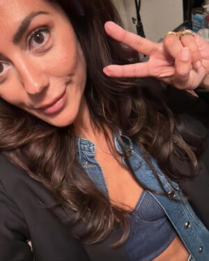 Sofia Ribeiro Instagram - Bom dia. Boa semana! O fim de semana, como foi?
Mais um dia, mais uma oportunidade de sermos um bocadinho melhores do que ontem. 
Vai que acontece? Olha que fixe!

Viva a liberdade e viva a sensatez, meus grandes queridos e queridas do bando barulhento de seres sem noção, que andam por aí. 
Um grande bem haja✌🏾

#goodvibes #deusnocomando #gratitude #gratiluz #gratibuedecenas #idespastar perdão, pensar. #maisamorporfavor #sensatez #empatia