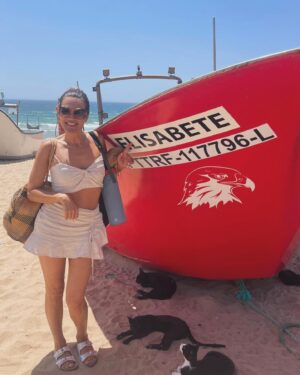 Sofia Ribeiro Instagram - De todas as sortes que tenho na vida, uma delas é ter-te por perto. Mas desconfio que não nos vemos tanto quanto deveríamos! Porém o nosso amor é sólido e contigo aprendi que o respeito pela liberdade e diferença, é uma escolha diária. 
Tenho muito orgulho em ti. Na tua história, nas tuas lutas, nas vitórias. Orgulho da profissional competente e dedicada que és. Orgulho da filha, irmã, amiga e madrinha incondicional. 
Acima de tudo, orgulho da mulher que não baixa os braços e dá a volta por cima, mesmo quando a vida empurra para baixo.

Parabéns amor, que este ano que começa agora para ti, te traga a paz de alma que tanto mereces e precisas. 

Os 50 são os novos 30 ;) Dançaremos juntas por esta vida fora!