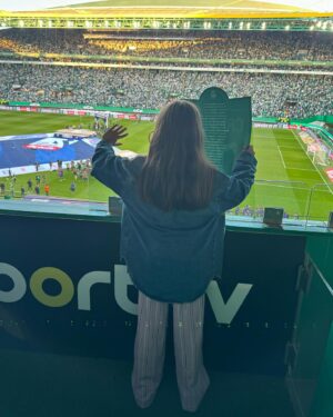Sofia Ribeiro Instagram - Bom dia. Boa semana! O fim de semana, como foi?
Mais um dia, mais uma oportunidade de sermos um bocadinho melhores do que ontem. 
Vai que acontece? Olha que fixe!

Viva a liberdade e viva a sensatez, meus grandes queridos e queridas do bando barulhento de seres sem noção, que andam por aí. 
Um grande bem haja✌🏾

#goodvibes #deusnocomando #gratitude #gratiluz #gratibuedecenas #idespastar perdão, pensar. #maisamorporfavor #sensatez #empatia