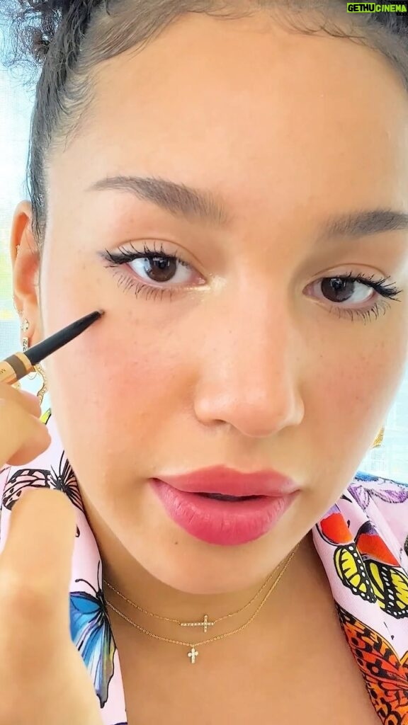 Sofia Wylie Instagram - @theschoolforgoodandevilmovie star @sofiawylie may already have freckles, but the more the merrier when it comes to her go-to makeup routine. Here, a glimpse at the star’s #OneBeautySecret