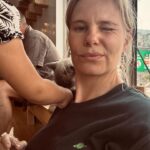 Sofie Linde Instagram - Lad os lige prøve et eksperiment. Jeg har netop opdaget at jeg har nogenlunde lige mange følgere under og over 30 år. Kan vi mon bruge dette til noget positivt? Kan vi bruge hinandens erfaringer til et og andet? Derfor; Er du under 30 år, så stil et spørgsmål i kommentarfeltet, som du godt kunne tænke dig at få svar på og/eller finde trøst i - og så skal I som er over 30 svare på dem? Dette afhænger hundrede procent af den gode tone og omsorg for at kunne fungere. Lad os give det et skud og se om vi kan bruge hinanden og vores erfaringer til noget positivt i algoritmen 😘 - og lykkedes eksperimentet kan vi altid vende det rundet. For der er masser, at vi over 30 kan lære af jer som er yngre end os ❣️