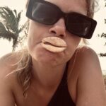 Sofie Linde Instagram - Vi har hygget os. Vi har skændtes. Vi er blevet gode venner igen. Vi har sovet lur og vi har sovet hele natten. Vi har snorklet. Vi har fået nye venner. Og vi har det stadig skide alletiders ❣️