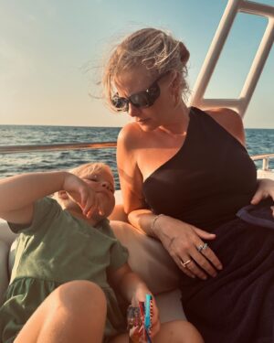 Sofie Linde Instagram - Vi har hygget os. Vi har skændtes. Vi er blevet gode venner igen. Vi har sovet lur og vi har sovet hele natten. Vi har snorklet. Vi har fået nye venner. Og vi har det stadig skide alletiders ❣️