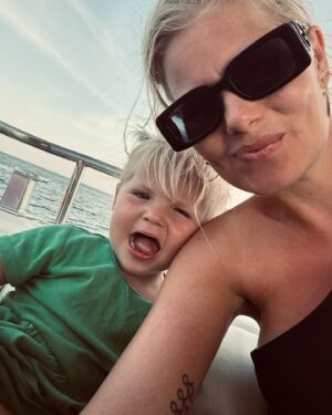 Sofie Linde Instagram - Vi har hygget os. Vi har skændtes. Vi er blevet gode venner igen. Vi har sovet lur og vi har sovet hele natten. Vi har snorklet. Vi har fået nye venner. Og vi har det stadig skide alletiders ❣️