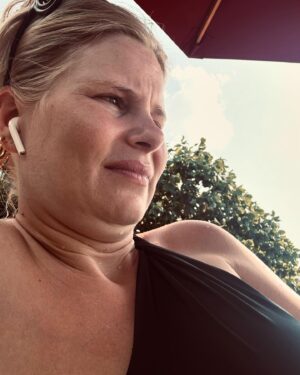 Sofie Linde Instagram - Vi har hygget os. Vi har skændtes. Vi er blevet gode venner igen. Vi har sovet lur og vi har sovet hele natten. Vi har snorklet. Vi har fået nye venner. Og vi har det stadig skide alletiders ❣️
