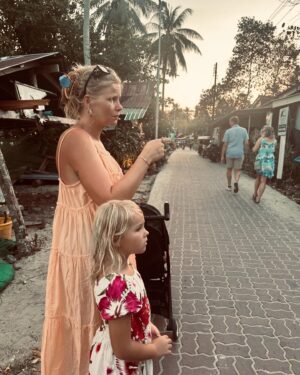 Sofie Linde Instagram - Vi har hygget os. Vi har skændtes. Vi er blevet gode venner igen. Vi har sovet lur og vi har sovet hele natten. Vi har snorklet. Vi har fået nye venner. Og vi har det stadig skide alletiders ❣️