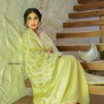 Soheir Salah Instagram - رمضان كريم عليكم 🌙🤍 تصوير @saif.teemo الدراعة والاكسسوارات @danida_dantella مكياج وشعر @masa_beauty_center شكراً ادارة مطعم @eve.iraqi