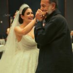 Soheir Salah Instagram - خلصت حيرة عند سهير بس مو عارفة ابلش من اول ايامها لو اخر يوم حبلش بماما انعام الحضن الدافي @alrobayeeanaam.official شكراً ع كل يوم ولحظة احتويتينا بيها وسمعتينا جنتي ام النا بمعنى الكلمة ماما انعام متاكل اذا مو كلنا داير مدايرها لو بابا اياد @ayad_altaie1 جنت ابوية وصديقي واستاذي احبك هواية خالة بتول @batool_kazm_official ام كلب الطيب حشتاق لسوالف هواية بكوري اخوية وصديقي المقرب @bakr_khald جنت بير اسراري ههههه اني بصعوبة اثق بس الغربة خلتك تكون الي اخ واثق بيك برو الكائن اللطيف @baraa_alzubidi حشتاق الاعشابج وجايج الطيب والقشب غيددددة ام بسكت @ghdeado صديقتي حشتاق البسكت اكثر منج ومن سوالفج ومشاغبتج هنوودة صديقي @muhand.sattar جنت مو بس رفيق هند رفيق سهير هم روكي @rokian_alwadi حشتاق السهراتنا وكعدتنا وطبخنا ههههه الكساندر @alexanderuloom محتخلص من نكاتي حتى لو خلصت حيرة طبعاً الكساندر تعلم ع النكات وصار يومية يجيبلي نكتة ونخترع نكات سوى خالة سلوى @actress.salwa ام كلب الطيب والسوالف الحلوة كااادي اخر العنقود رغم ايام قصيرة جانت وياج بس نعيدها بعد بتجارب ثانية @kadee_alkaysi ايو الجميلة @aya_the_saboni ريوم ام الوكفات الحلوة @reema.alobaidy اما حيدري حبيبي وصديقي رافقني غربتي وشغلي وايامي الحلوة والمحلوة وتحمل عصبيتي هواااية احبك كد كل يوم عشنا سوة @haider_abd_thamer