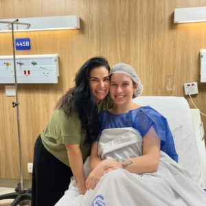 Solange Gomes Instagram - Chegou o grande dia! Treze de março foi a data de realizar um desejo antigo da minha filha @stephaniegomees Ela organizou tudo, escolheu o conceituado cirurgião plástico @davidsimiss Confesso que morro de medo e fiquei muito tensa ao vê-la indo para o centro cirúrgico e pensei: “Lá vai a minha vida toda… agora é com você, meu Deus”. Em breve, o resultado. Eu já vi e ficou incrível! 🙌🏻 #cirurgiaplastica