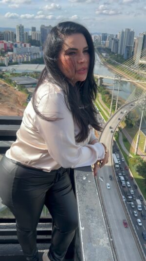 Solange Gomes Instagram - É sempre lindo vir a SP! ♥️ Trabalho… trabalho… ah… eu amo! Quem mais é apaixonada por essa cidade? #saopaulo