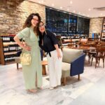 Solange Gomes Instagram - Aquele jantar de sábado à noite com a melhor companhia do mundo @stephaniegomees #filha #sabadou #umbrindeavida