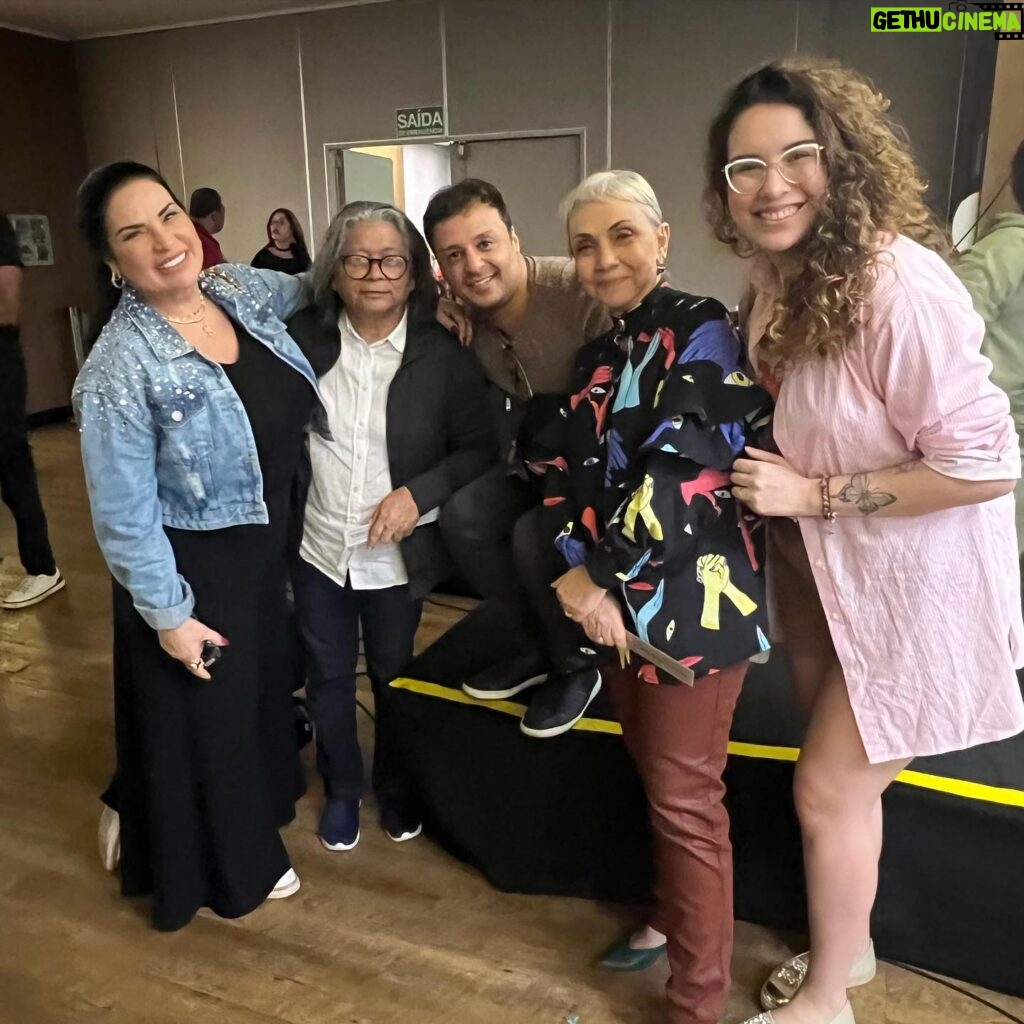 Solange Gomes Instagram - Prestigiamos este espetáculo lindo @escolinhazinha.rj com direção do migles irmão @charlesdaves e @cininha_de_paula e com @marlenemattosoficial na plateia. Foi lindo, não foi @stephaniegomees ?