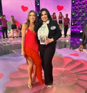 Solange Gomes Instagram - Fiquei muito lisonjeada em gravar o especial Dia das Mães do Programa Silvio Santos com a @patriciaabravanel Que presente incrível! E acreditem também será dia do meu aniversário. Amei! Presentão! #sbt #programasilviosantos