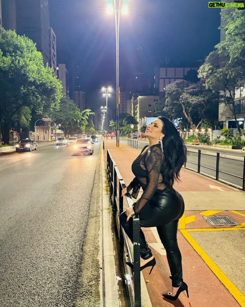 Solange Gomes Instagram - Madrugada dessa cidade que amo, uma inspiração perfeita para relembrar os tempos de modelo. SP ♥️ #avenidapaulista #saopaulo
