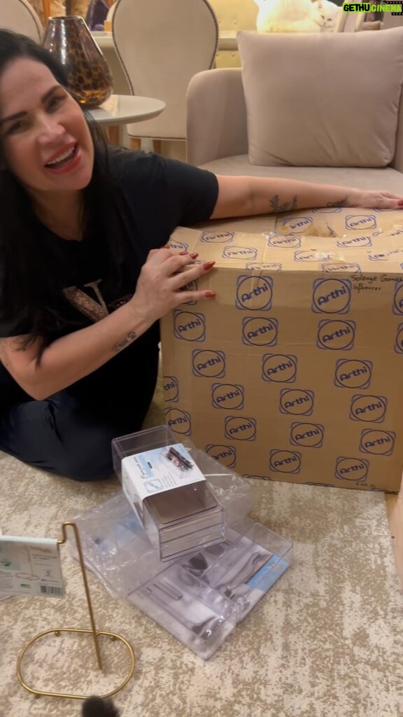 Solange Gomes Instagram - Hoje tenho mais uma novidade pra vocês! Vem comigo conhecer um pouco dos inúmeros produtos da @arthi.utilidades que acabaram de chegar aqui em casa. Vocês gostam de uma casa organizada? Vejam só esses produtos. #casa #organizacao #publi