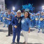 Solange Gomes Instagram - O carnaval carioca faz parte da minha história. Foram anos de dedicação e alegria. Este ano recebi o convite do presidente da @academicosdeniteroi @hugojunioroficial para desfilar. Escolhi vir com a camisa e me divertir sem preocupações. Adorei. 💙