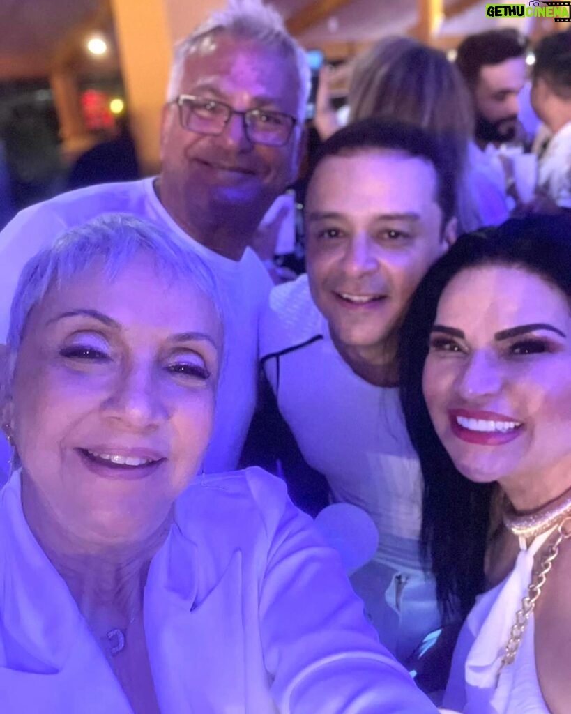 Solange Gomes Instagram - Assim foram as minhas boas vindas a 2024. 🫶🏼🥂Desejo à todos primeiramente o mais importante: saúde. @charlesdaves @cininha_de_paula @cseventos @vista.reveillon