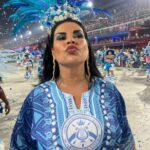 Solange Gomes Instagram - O carnaval carioca faz parte da minha história. Foram anos de dedicação e alegria. Este ano recebi o convite do presidente da @academicosdeniteroi @hugojunioroficial para desfilar. Escolhi vir com a camisa e me divertir sem preocupações. Adorei. 💙