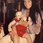 Solange Gomes Instagram - Quem poderia imaginar que essa bebê fofa estaria hoje participando de um reality? O Brasil que conhece nossa história, hoje está nos ajudando para a Stephanie permanecer na disputa pelo prêmio em @agrandeconquista Ah como eu amo! LINK para votação está na minha BIO! #tbt #ficastephanie Ela vai me mat@r quando ver essa foto 😂😂🫶🏼 #coisademae