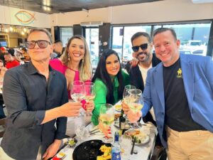 Solange Gomes Instagram - Comemorando o Dia Internacional das Mulheres ao lado de amigos @melissapediatra @drcristianocastro @sylvinhoblaublau @thiagosodrereal 

#dentes #odonto