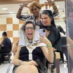 Solange Gomes Instagram - Sabadou e estamos aqui cuidando dos nossos cabelos. Eu, como sempre no pretinho básico e me realizando na @stephaniegomees com essas mechas douradas Sun Kiss pelas mãos da @mauretoficial 💇🏻‍♀️💆🏻‍♀️