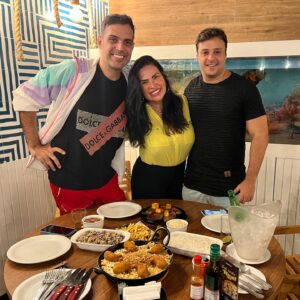 Solange Gomes Instagram - Aquele jantar de confraternização com os migles @thiagosodrereal @charlesdaves 🍷