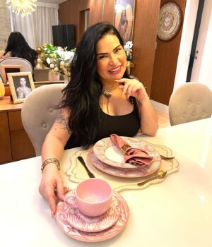 Solange Gomes Instagram - Aquela mesa posta para receber os amigos ou até mesmo para o seu dia a dia, eu adoro!! Escolhi esses itens com tons de rosa na @casacomplemento 

São tantas variedades de cores e estampas que a gente quer comprar a loja toda. #casa #design #decor #mesa #mesaposta #publi