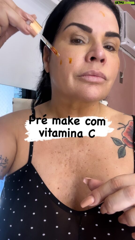 Solange Gomes Instagram - O poder da vitamina C antes da sua maquiagem. #make #maquiagem #pelesaudavel #pelesmaduras