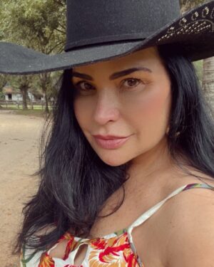 Solange Gomes Instagram - Dia de muito trabalho, esqueci a make 🤦🏻‍♀️ Vem aí. 🐴